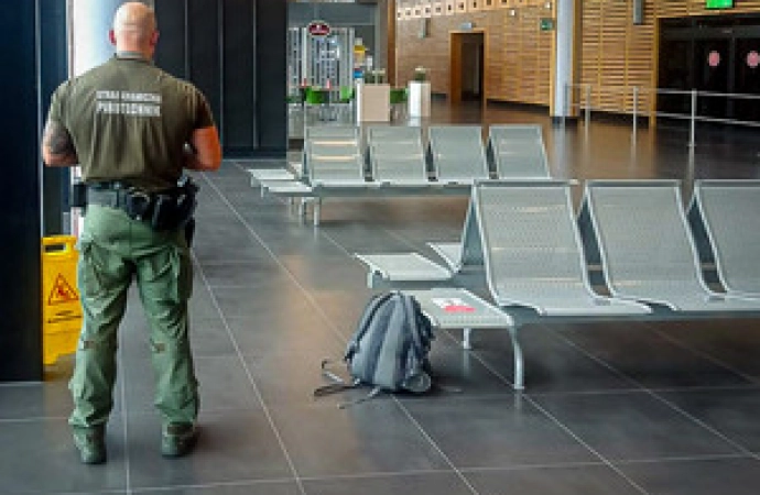 Interwencja funkcjonariuszy Straży Granicznej na lotnisku w Szymanach. Powodem były pozostawione bez opieki bagaże.